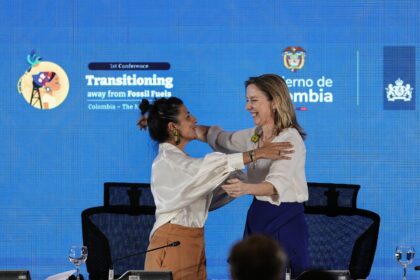 Colombia’s Irene Vélez Torres (left) embraces the Netherlands' Stientje van Veldhoven in Santa Marta.