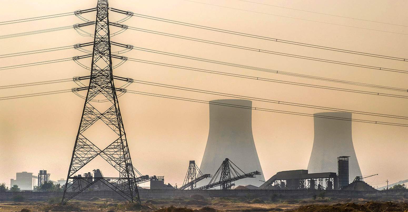 Coal fired power station in Bushra near Allahabad, India. Credit: Hans-Joachim Aubert / Alamy Stock Photo. RYG0W8